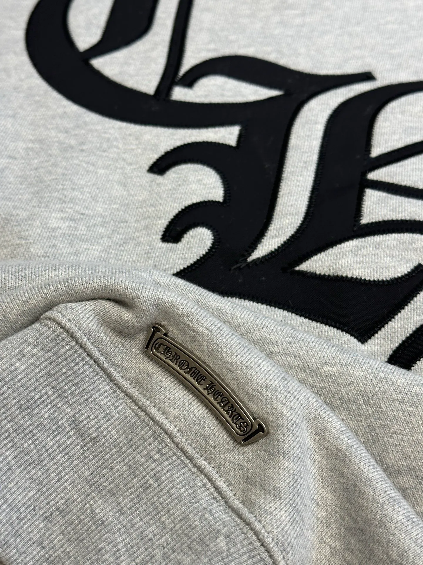 P410 Chrome Hearts Logo Round Neck Sweatshirt Made of custom-made heavy fortress intertwined air cotton fabric, Chrome Hearts cross patch embroidery decoration on the chest, becoming the ultimate interpretation of dark Gothic style. CH Gothic font is the finishing touch on the back panel. The logo iron plate sways slightly with the swing of the body, adding a sense of movement and vitality.  Using imported machine appliqué embroidery technology, advanced computer control systems and precision mechanical components are used to achieve the Chrome Hearts logo appliqué operation, presenting an embroidery effect with both clarity and three-dimensionality.  size：s m l xl